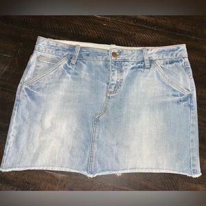 X3 denim skirt. Denim is not stretchy. Make an offer. Need gone